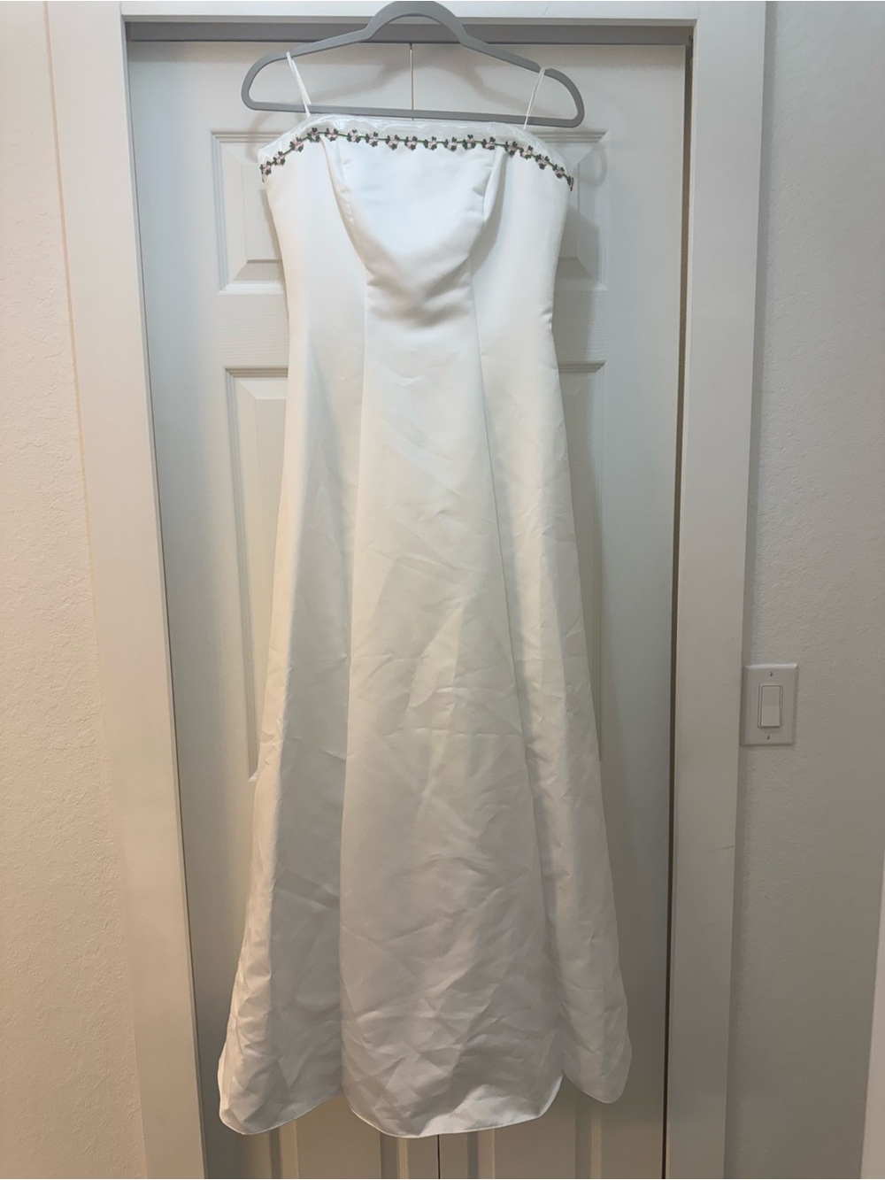 Elegant White Strapless A-Line Dress with Rosette Trim